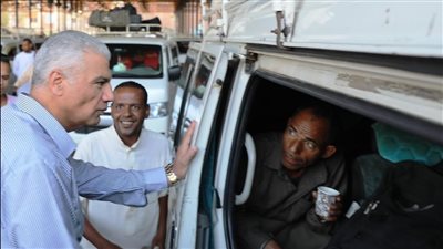 محافظ أسوان يتفقد مواقف السيرفيس ومحطات الوقود