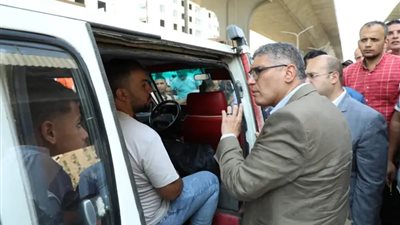 محافظ الجيزة: توقيع غرامات على السائقين غير الملتزمين بالأجرة وإلغاء تراخيص السرفيس