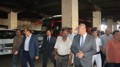 محافظ القليوبية يتابع التزام السائقين بالتعريفة الجديدة 