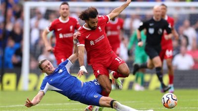معركة كروية بين ليفربول وتشيلسي في الدوري الإنجليزي 