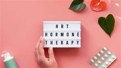 ما هو العلاج بالهرمونات؟ وكيف يعالج انقطاع الطمث؟