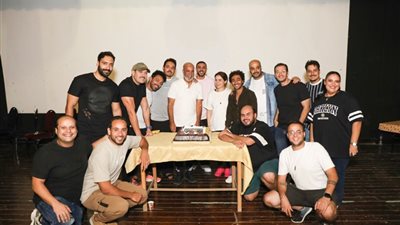 مي عز الدين وأبطال مسرحية 