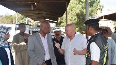 السكرتير العام المساعد بأسوان يتابع تطبيق التعريفة الجديدة بمركزي كوم أمبو ودراو