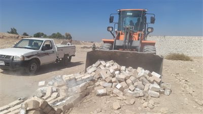 إزالة 9 حالات تعد على أراضي أملاك الدولة بالأقصر (صور)