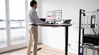 الوقوف لفترات طويلة.. أبحاث جديدة تشير إلى خطورة بالغة لهذا الفعل 