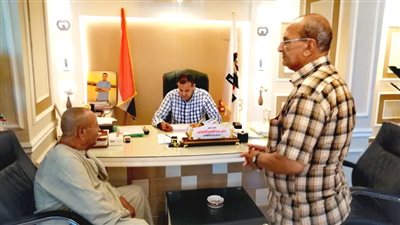 رئيس مدينة الأقصر يبحث شكاوى المواطنين في اليوم المفتوح (صور)