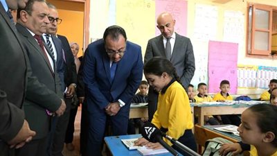 رئيس الوزراء يتابع انتظام سير الدراسة بمدرسة 