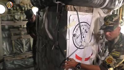 بالفيديو.. طيران مصر والإمارات يسقطان أطنانا من المساعدات الإنسانية على شمال غزة