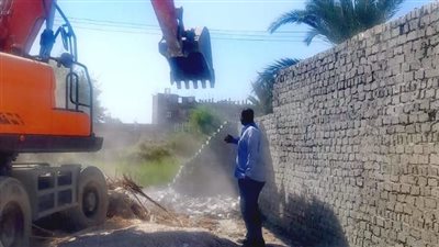 إزالة حالتي تعد بالبناء على الأراضي الزراعية وأملاك الدولة بالأقصر (صور)