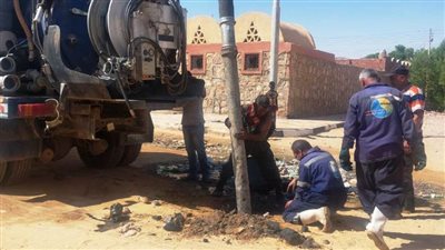 توجيهات بتنفيذ أعمال التطهير والتسليك لشبكات الصرف الصحى بقرى أسوان
