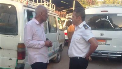 المسئولون بأسوان يتابعون تطبيق التعريفة الجديدة داخل مواقف السيرفيس