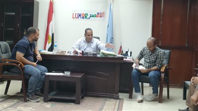 رئيس مدينة إسنا يتابع آخر مستجدات مشروعات حياة كريمة بالأقصر 