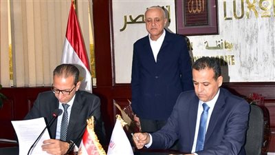 محافظ الأقصر يشهد توقيع عقد تشغيل حمام السباحة الأولمبي بالعومية (صور)