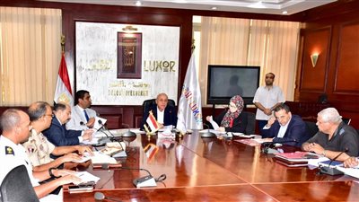 محافظ الأقصر يعتمد قرارات هامة خلال جلسة المجلس التنفيذي (صور)