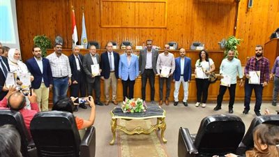 محافظ أسيوط يعلن مسابقة لأوائل الطلاب خلال تكريمه للفائزين بالمسابقات الدولية 