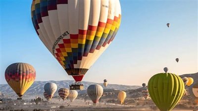 تحليق 70 رحلة بالون طائر على متنها 1650 سائحًا فوق سماء الأقصر