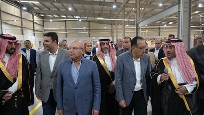 رئيس الوزراء يتفقد مصنع «يونيفرسال للأثاث» بحي عتاقة بالسويس