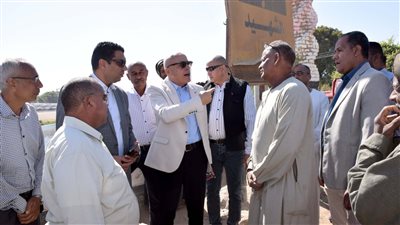 محافظ الأقصر يجرى جولة ميدانية لمتابعة المشروعات التنموية (صور)