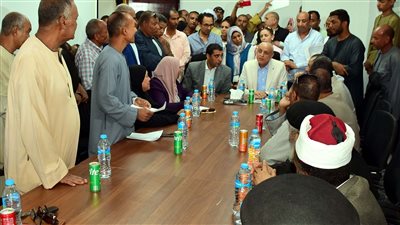 «محافظ الأقصر» يعقد لقاء لبحث شكاوى الأهالى بقرية النمسا