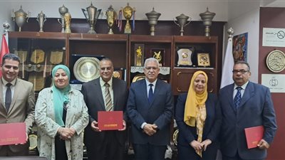 بالصور.. تكريم الوفد المشارك بندوة 