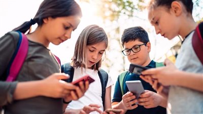 النرويج ترفع الحد الأدنى لسن استخدام وسائل التواصل الاجتماعي إلى 15 عامًا