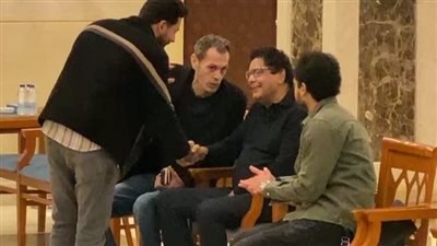 رغم مرضه.. محمد منير يحضر عزاء والدة أحمد عصام (صور)