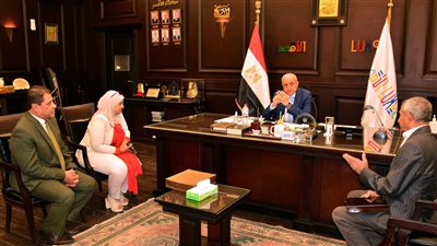 محافظ الأقصر يتلقي نقيب الأطباء البيطريين للحفاظ على الثروة الحيوانية (صور)