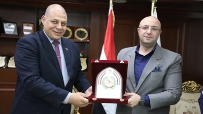 محافظ بني سويف يكرم