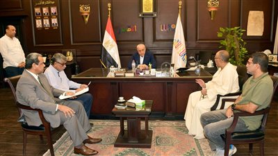 محافظ الأقصر يستقبل وفد من أهالي مركز القرنة لبحث شكواهم 