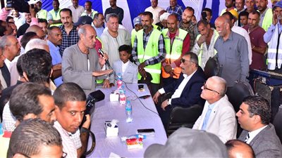 محافظ الأقصر يعقد لقاء جماهيريا مع الأهالي للاستماع إلى شكواهم