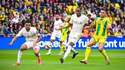 محمد عبدالمنعم في مهمة مع نيس أمام استاد بريست في الدوري الفرنسي 