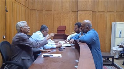 رئيس مركز إسنا يفحص شكاوى المواطنين باليوم المفتوح في الأقصر 