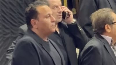 محمد فؤاد يقف بحانب نجل الراحل.. شاهد النجوم في عزاء حسن يوسف