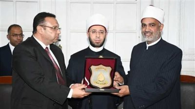 وزير الأوقاف يكرم الأمين السابق للمجلس الأعلى للشؤون الإسلامية