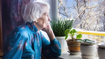 تقرير علمي.. الشعور بالوحدة في الشيخوخة له نفس تأثير التدخين