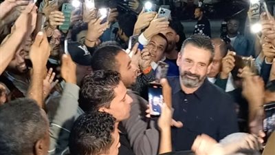 حصار حول كريم عبد العزيز في عزاء مصطفى فهمي.. صور