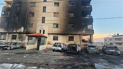 مستوطنون يحرقون 20 مركبة لفلسطينيين ويخطون شعارات عنصرية بمدينة البيرة