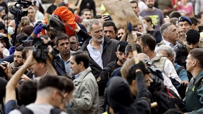 صحيفة إسبانية تكشف كواليس رشق ملك إسبانيا ورموز حكومته بالطين 