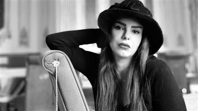 دنيا عبد العزيز تنشر صورتها قبل دخولها غرفة العمليات وتوجه هذه الرسالة