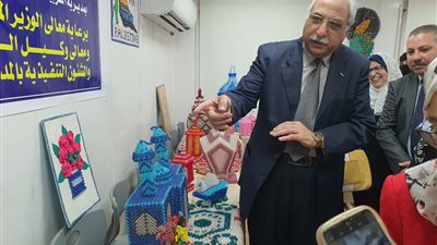 بالصور.. مدير تعليم القليوبية يتفقد معرض مهرجان الخرز 