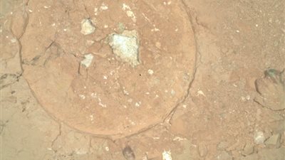 مركبة ناسا ترصد بقع خضراء غريبة على كوكب المريخ