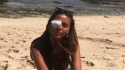 هل يؤدي ارتداء العدسات اللاصقة أثناء الاستحمام إلى العمى؟