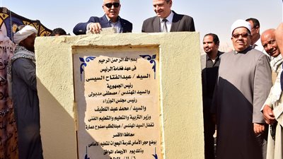 محافظ الأقصر يضع حجر الأساس لإنشاء مدرسة جديدة بمركز القرنة (صور)