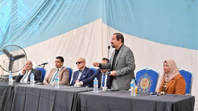 «الضبعاوى» يتقدم بـ7 طلبات خدمية لمحافظ الأقصر خلال اللقاء الجماهيري (صور)