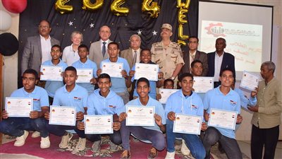 تكريم طلاب الدفعة العاشرة بالقسم الألماني بمدرسة العديسات بالأقصر (صور)