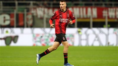 لاعب ميلان على موعد مع التاريخ في مواجهة كالياري بالدوري الإيطالي