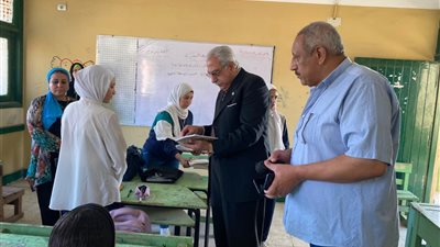 مدير تعليم القليوبية يصدر عدد من التنبيهات خلال تفقده لمدارس بنها