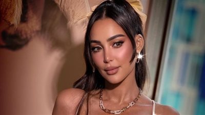 بفستان أبيض شفاف.. بسمة بوسيل تروج لأغنيتها الجديدة 