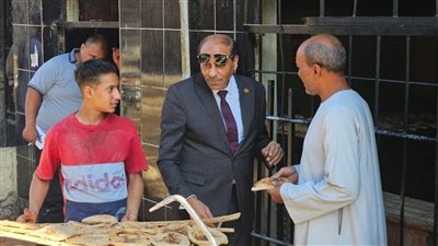 «وكيل التموين» يقود حملة على المخابز البلدية شمال الأقصر (صور)