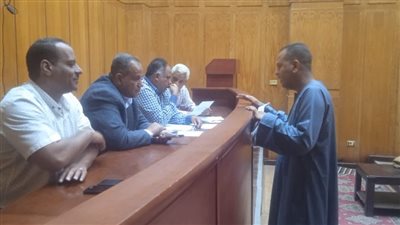 رئيس مدينة إسنا يبحث شكاوى المواطنين خلال اليوم المفتوح (صور)